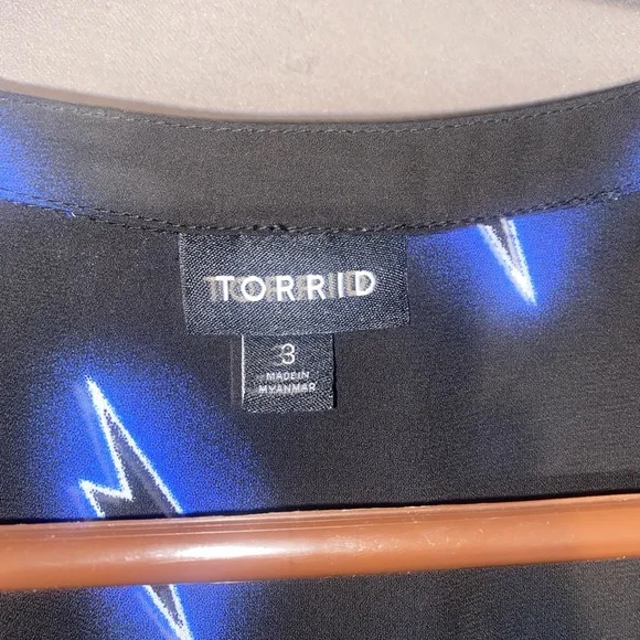 Torrid Sleeveless Blouse Sheer Black Blue Lightening Bolts Button Down tank - Picture 3 of 6